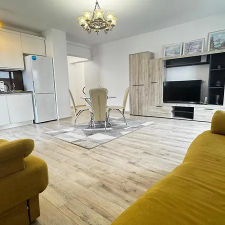 Large Coresi Apartment, Apartment